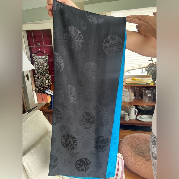 Shanghai Tang Silk Shawl - Picture 2 of 3